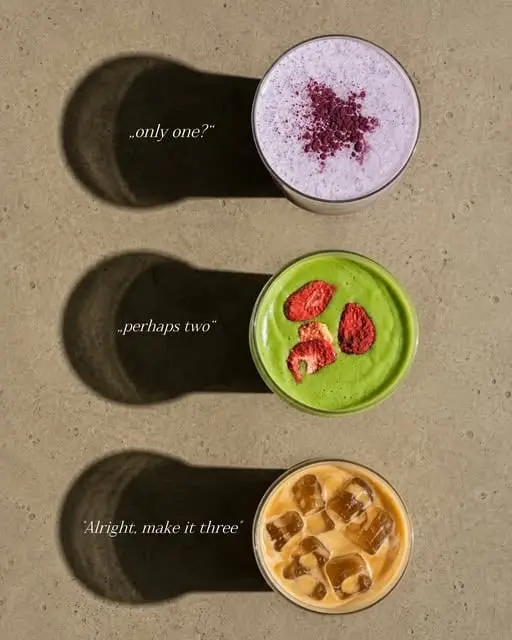 Drei Drinks von oben: Beeren-Latte, Strawberry Matcha und Iced Latte